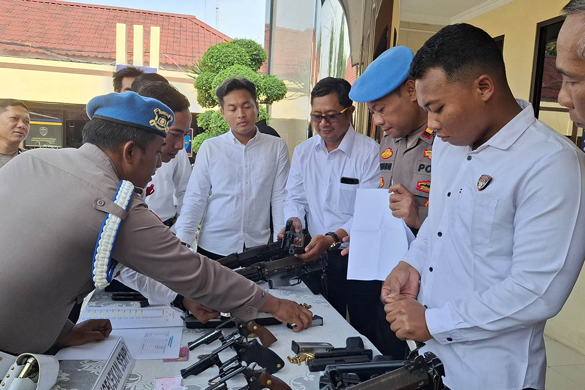 PEMERIKSAAN: Siepropam Polres Pasuruan Kota saat mengecek senpi anggota. Hasilnya, ada tiga surat izin yang telah kedaluwarsa.