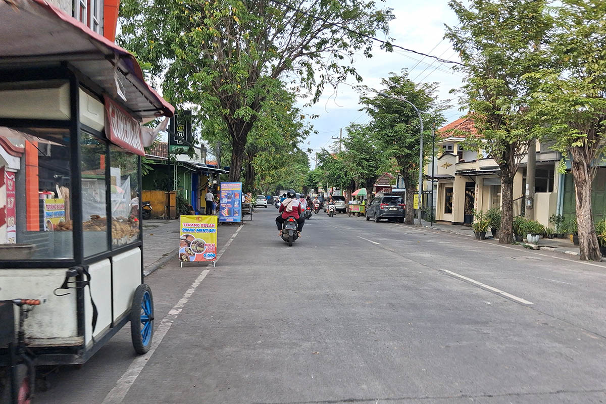 LEBIH LONGGAR: Deretan lapak dan rombong PKL yang berada di bahu jalan. Selama Ramadan, petugas memberikan kelonggaran.