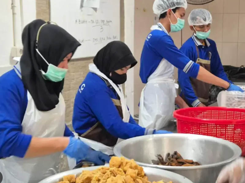 BELAJAR LINGKUNGAN: Puluhan Kepala dan mitra SPPG mengikuti sosialisasi pengelolaan lingkungan bagi SPPG dari Dinas Lingkungan Hidup Kabupaten Probolinggo.