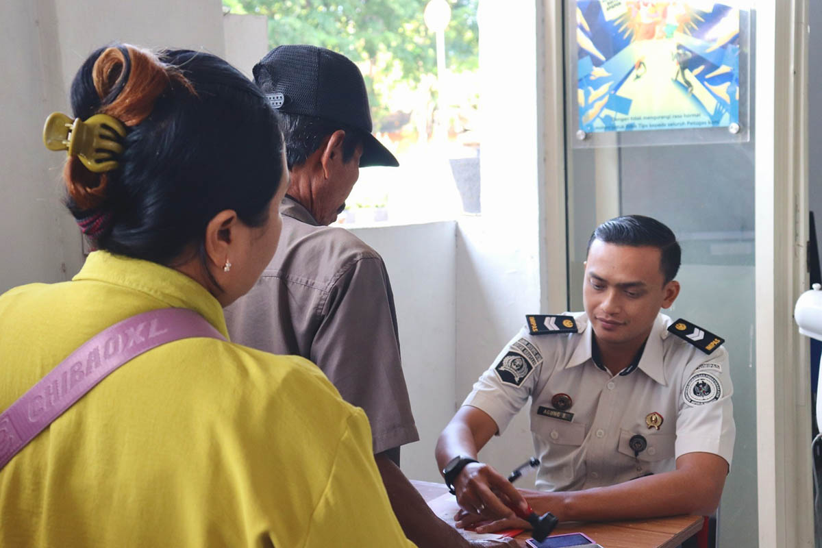 KUNJUNGAN: Petugas melayani pendaftaran keluarga WBP Rutan kelas IIB Kraksaan, Kabupaten Probolinggo, yang hendak melakukan kunjungan. Selama Ramadan, kunjungan terpantau normal.