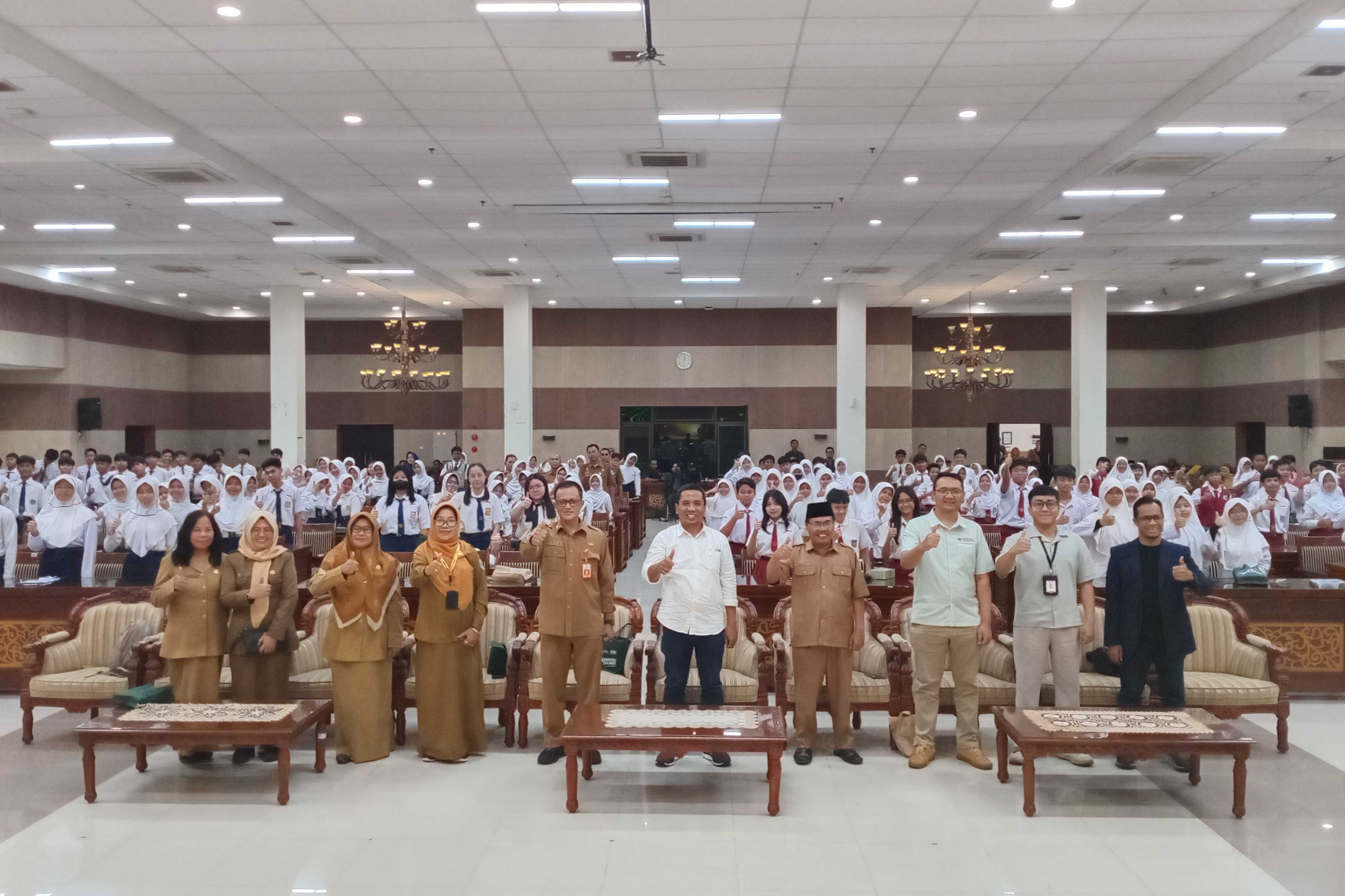 KOMPAK: Kepala Disdikdaya Kabupaten Probolinggo Hary Tjahjono (tengah baju khaki), Direktur Jawa Pos Radar Bromo H.A Suyuti (kemeja putih), BMB AIR-Langga Risa Rauzi Safar (paling kanan jas hitam)