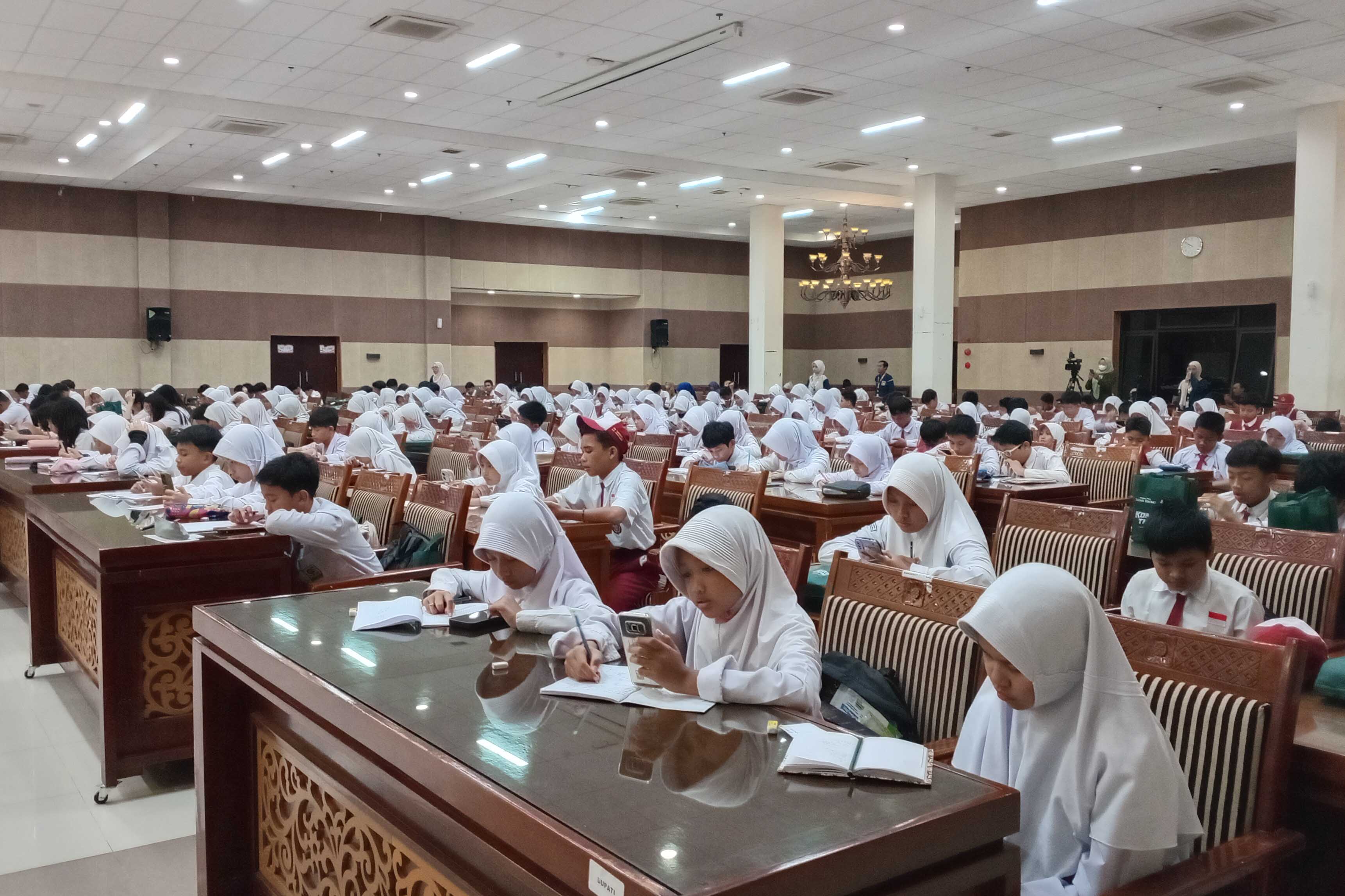 KOMPETISI: Sejumlah 200 siswa tingkat SD dan SMP sederajat, mengikuti babak final Kompetisi TKA 2026 di Auditorium Madakaripura Lantai V Kantor Bupati Probolinggo, Senin (9/3).