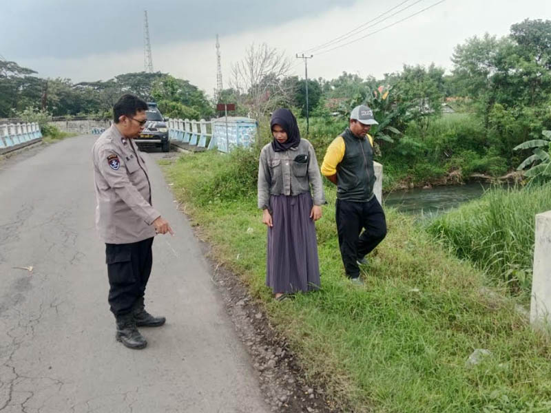 CARI PETUNJUK: Polisi di Jalan Desa Sumber Kedawung untuk olah TKP atas aksi begal yang dialami karyawan SPPG.