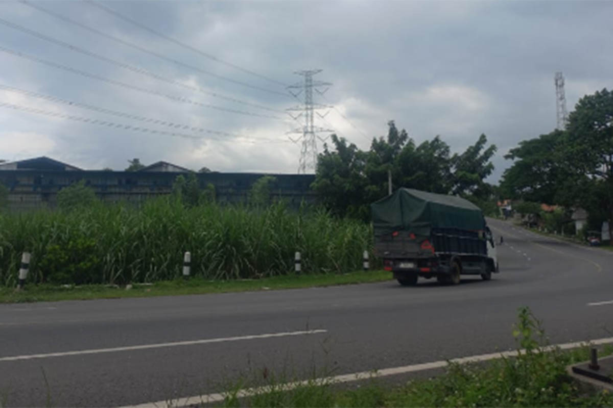 TIKUNGAN: Kondisi Jalan Raya Leces, Desa Banjarsawah, Tegalsiwalan, lokasi terjadinya kecelakaan antara truk tangki dengan motor, Rabu (11/3) pagi.