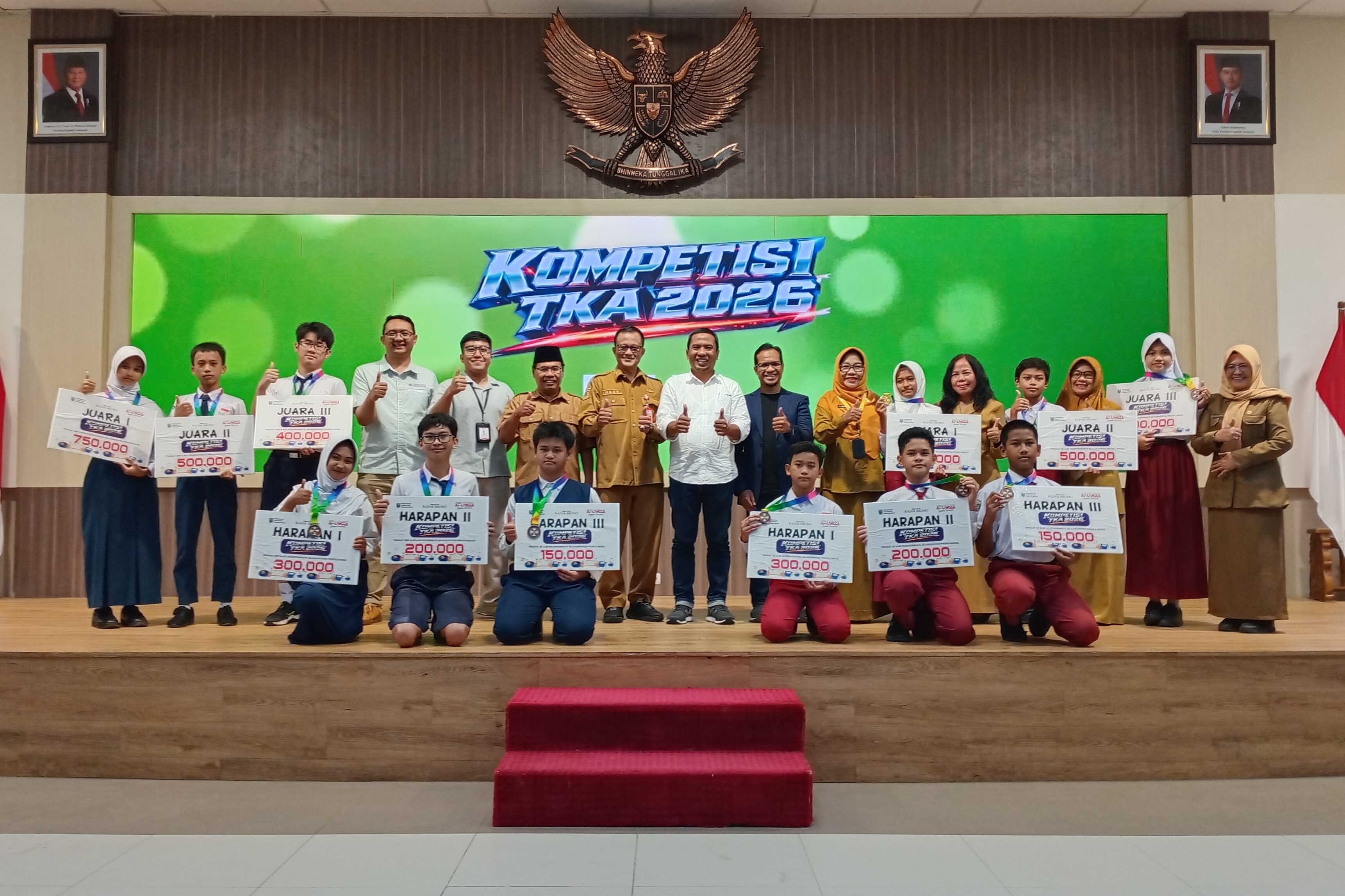 TERBAIK: Para juara tingkat SD dan SMP Kompetisi TKA 2026 Kabupaten Probolinggo, berfoto bersama.