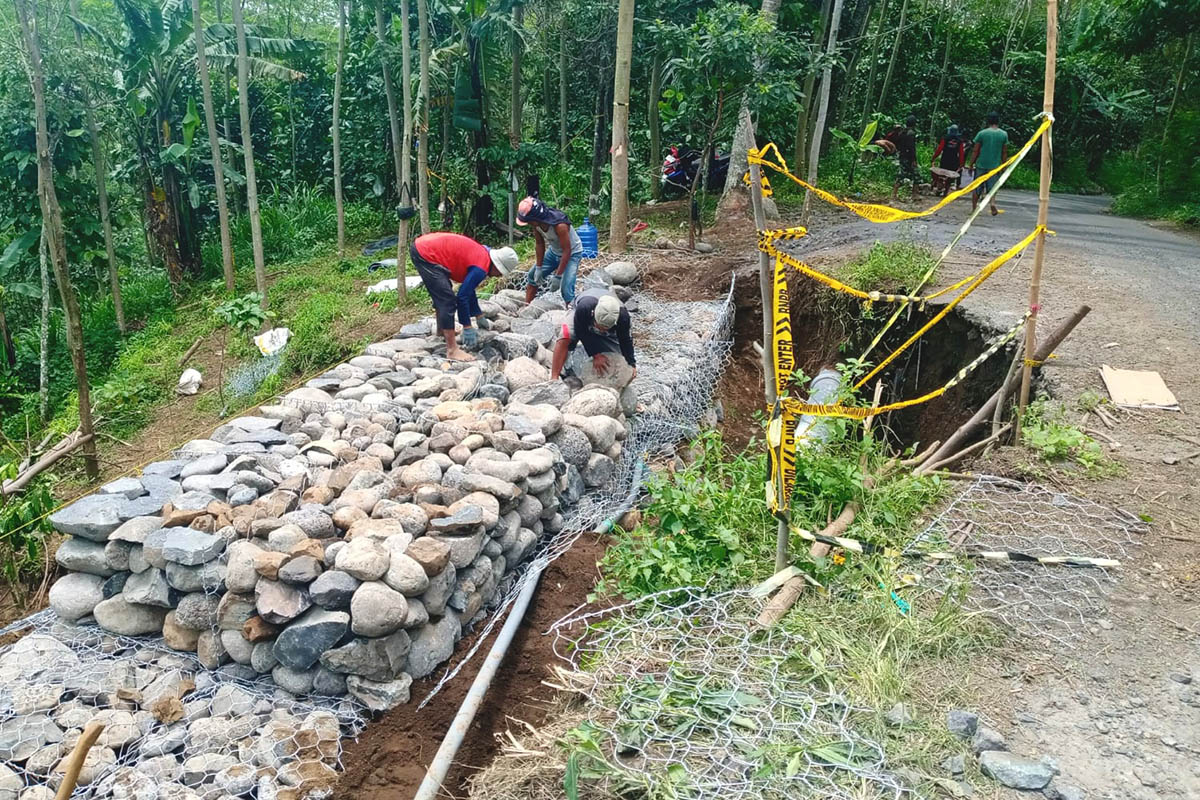 BIAR KUAT: Pekerja sedang membangun TPT di bahu jalan di Dusun Angin-angin, Desa Ranugedang, Kecamatan Tiris.