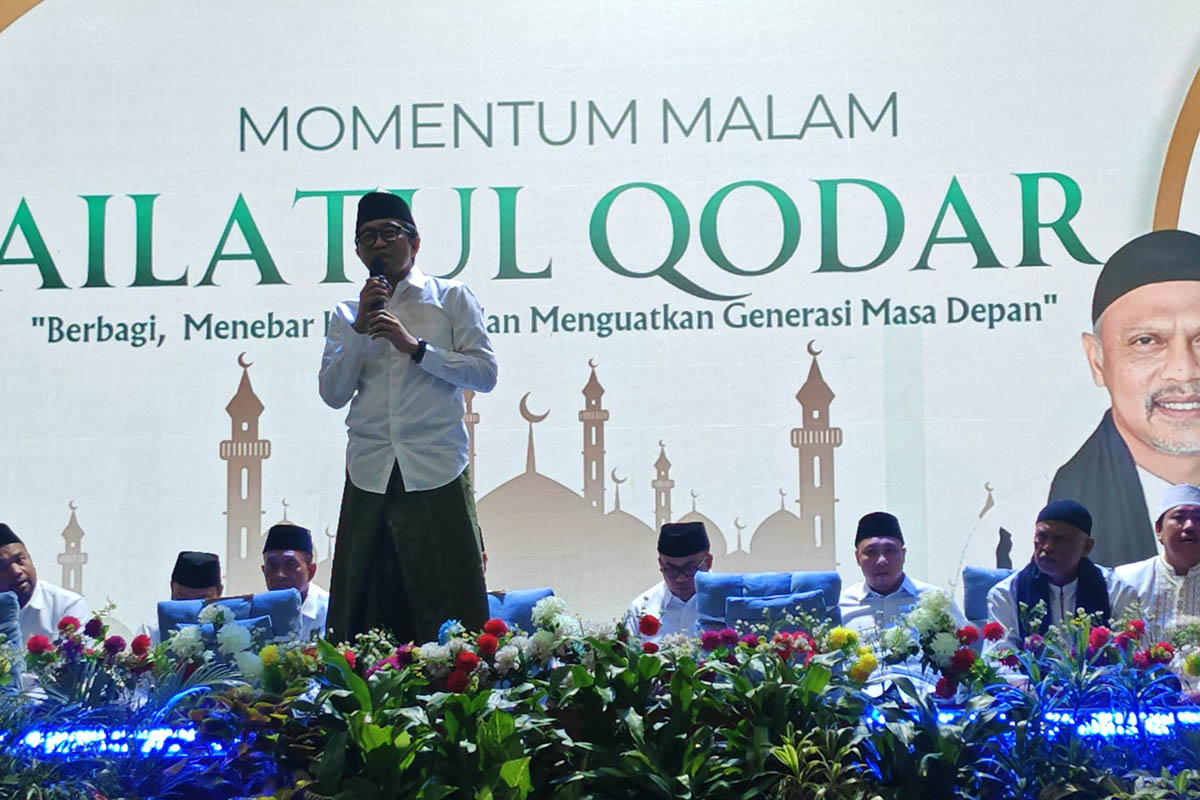 BEBER DATA: Wamen Perindustrian Faisol Riza mengisi sambutan, Selasa (10/3) malam di Gedung Islamic Centre Kraksaan.