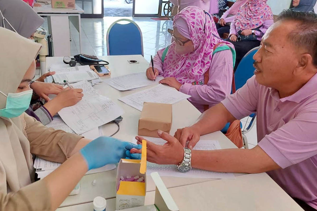 PERIKSA: Sejumlah peserta Prolanis Puskesmas Pandaan saat melakukan pemeriksaan kesehatan.