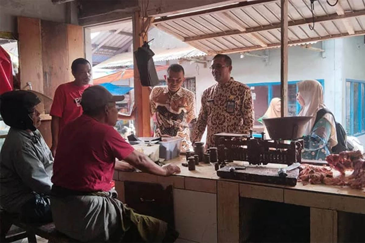 SOSIALISASI: Petugas dari Dinas Pertanian Kabupaten Probolinggo saat melakukan monitoring terhadap salah satu pedagang daging.