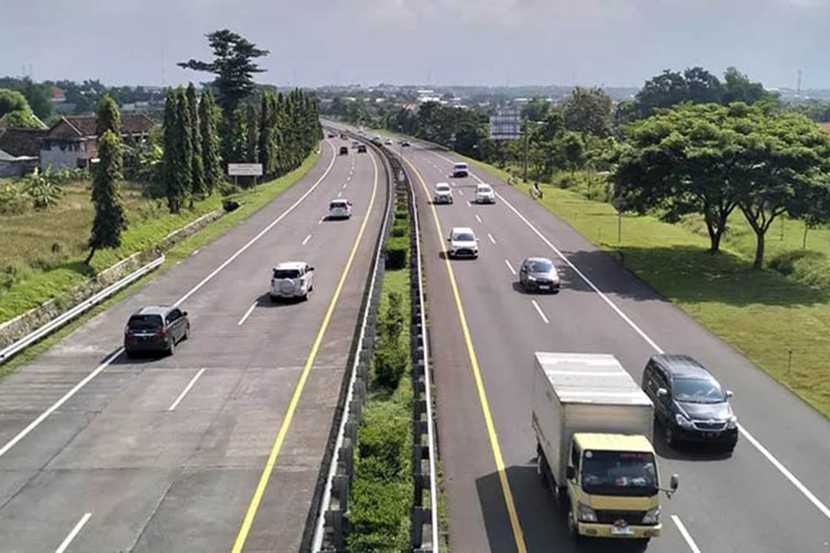 LANCAR: Arus jalan tol Gempan yang tampak lancar. Untuk memperlancar arus mudik, pemerintah bakal membatasi operasional angkutan barang jelang lebaran.