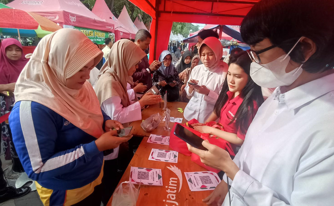 ANTUSIAS : Masyarakat melakukn pembayaran paket sembako murah menggunakan Qris melalui aplikasi JConnect Bank Jatim.