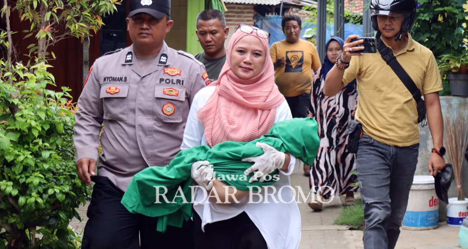 BERDUKA: Petugas membawa jenazah MA, balita asal Bakalan yang ditemukan hanyut di Sungai Petung, Rabu (11/3) pagi.