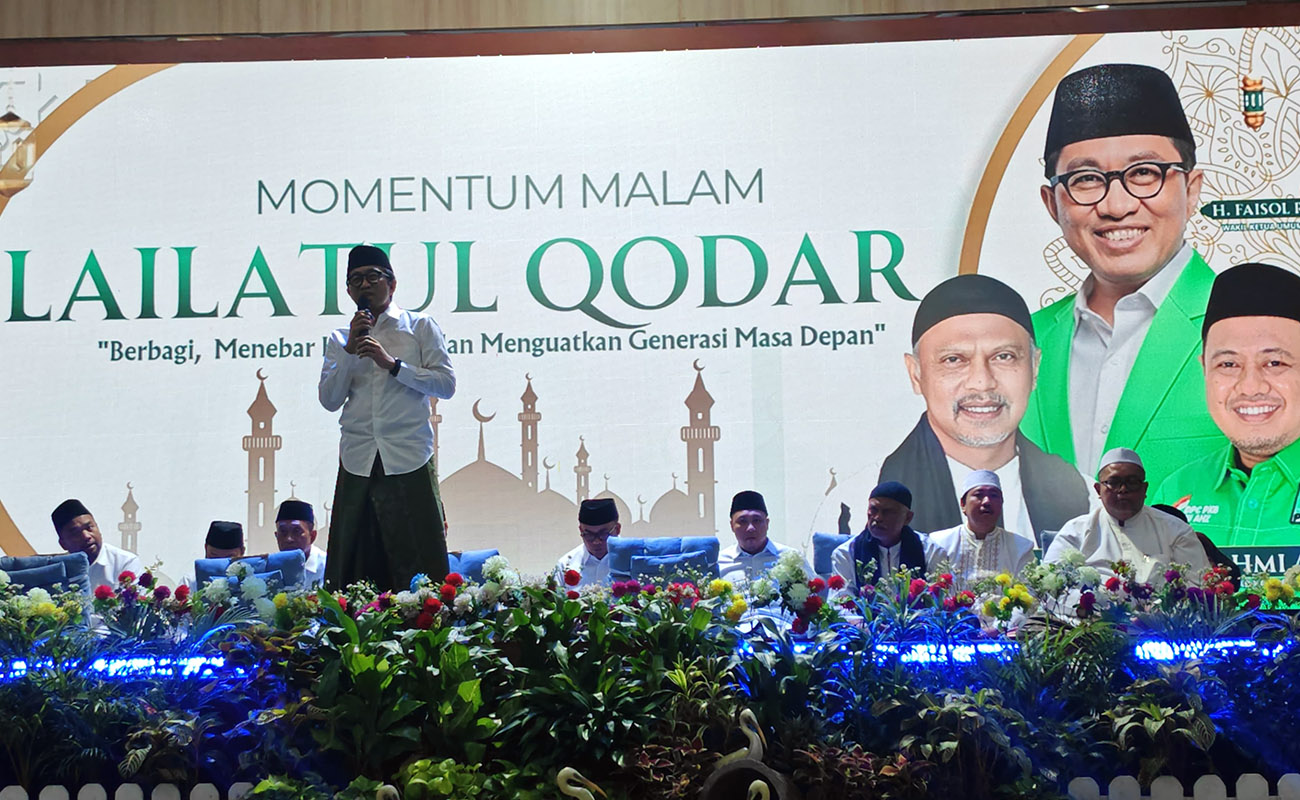 Wakil Menteri Perindustrian Faisol Riza dalam acara buka puasa bersama kader Fatayat Nahdlatul Ulama dan Muslimat Nahdlatul Ulama se-Kabupaten Probolinggo.