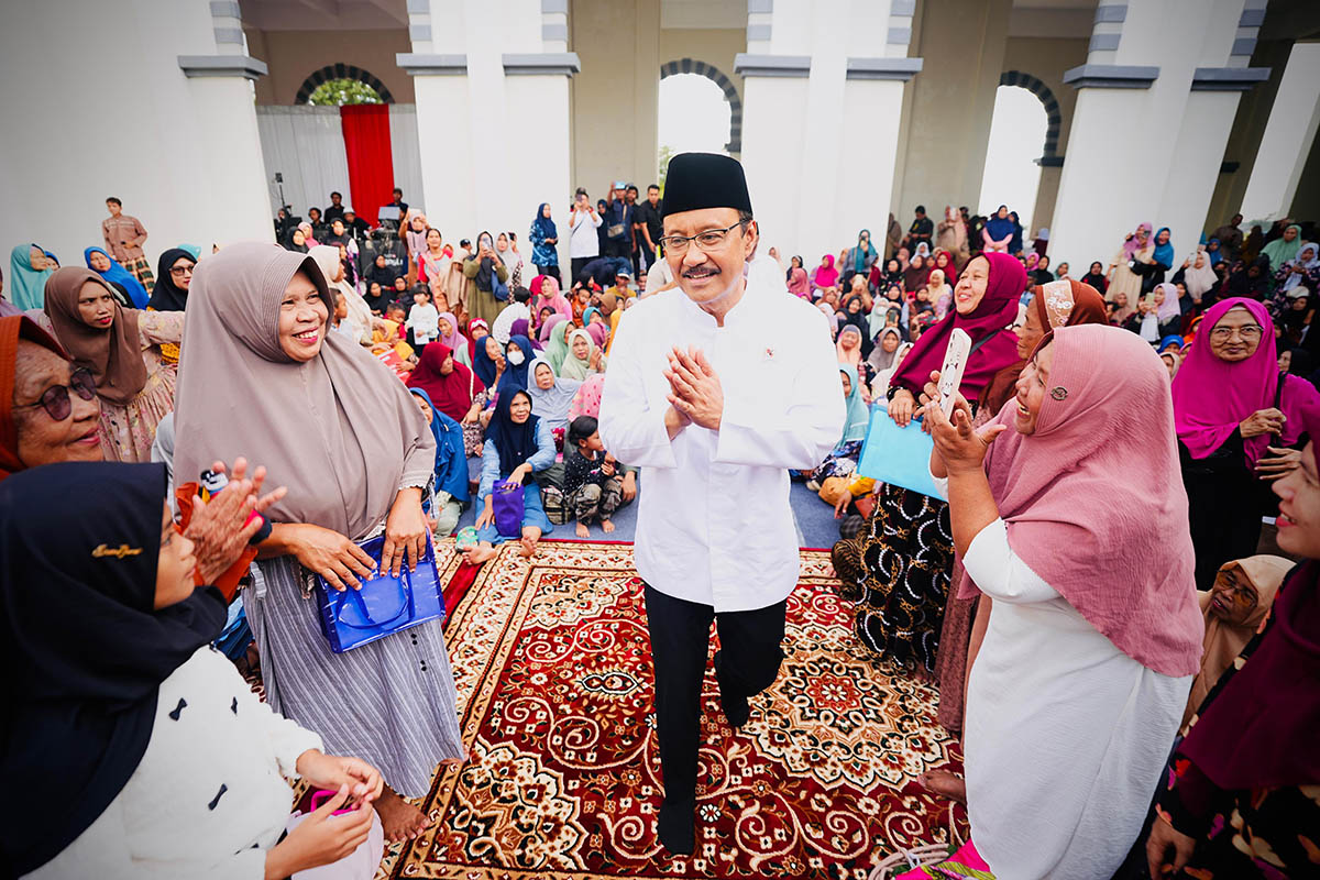 MENYAPA: Mensos, Saifullah Yusuf saat menyapa masyarakat. Ia mengajak untuk optimistis dalam meningkatkan ekonomi.