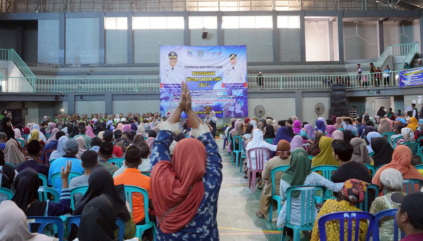 PENUH : Beginilah pemandangan betapa antusiasnya masyarakat memenuhi GOR Kedopok, Kota Probolinggo saat penyalurah BLT DBHCHT Tahap I Tahun 2026 berlangsung. 