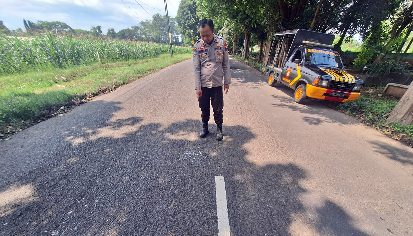 OLAH TKP: Anggota kepolisian Polres Probolinggo Kota saat melakukan olah TKP di lokasi begal di Jalan Mastrip, Kota Probolinggo, Rabu (11/3)