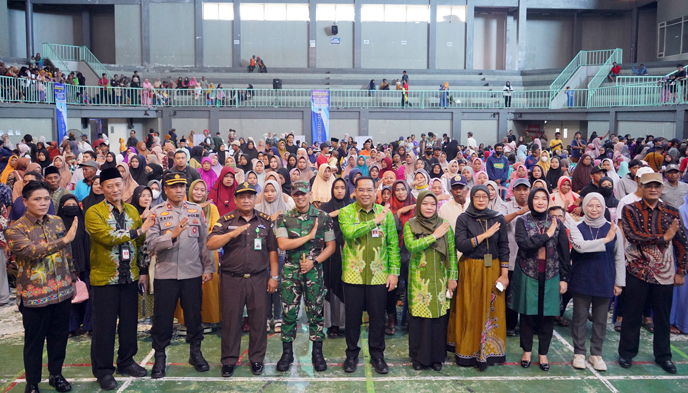 FOTO BERSAMA : Wali Kota dr. Aminuddin dan Wakil Wali Kota Hj. Ina Dwi Lestari foto bersama usai penyerahan bantuan secara simbolis, di GOR Kedopok, Kota Probolinggo, Kamis (12/03) .  