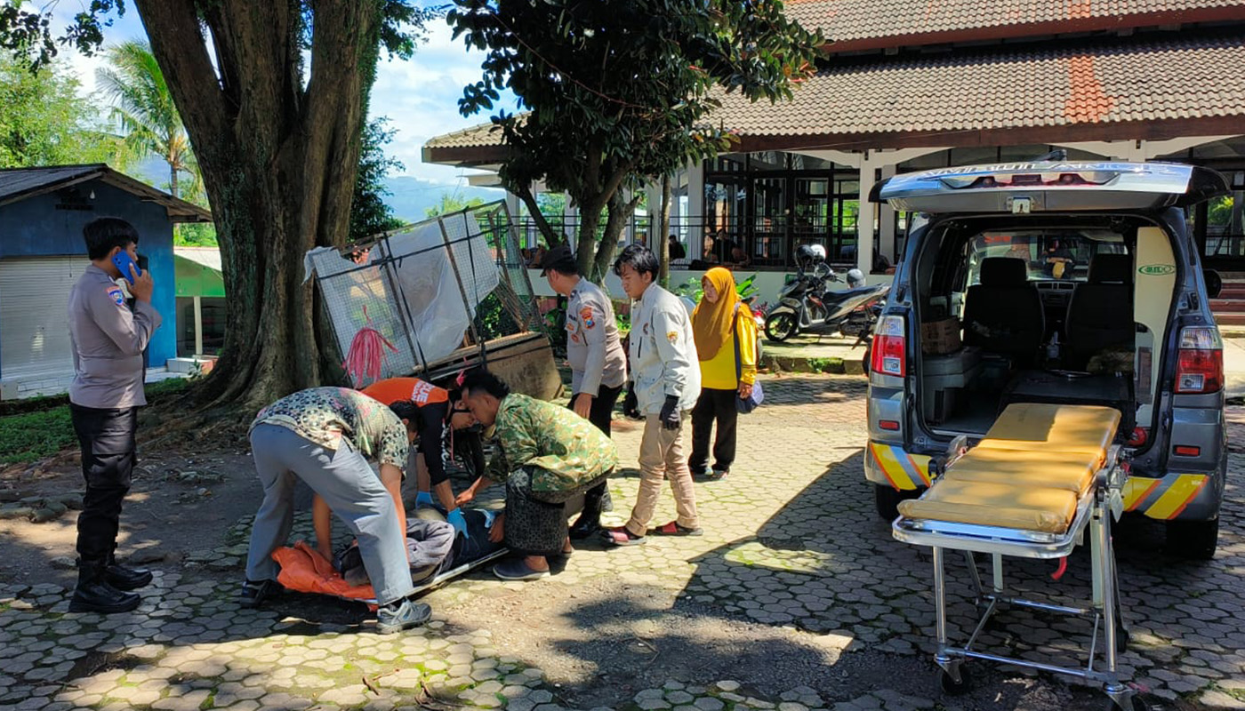 EVAKUASI: Petugas dibantu warga saat hendak mengevakuasi jenazah Darmawan Tulodo Adi. (Rizal Syatori/ Radar Bromo)