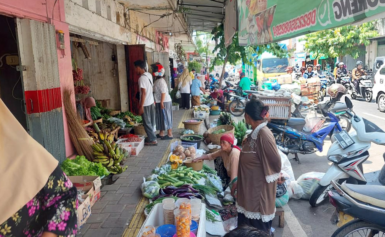 JUALAN DI LUAR PASAR: Deretan pedagang yang jualan di area terlarang Pasar Baru. Pemkot Probolinggo kini serius menertibkannya. (Arif Mashudi/ Radar Bromo)