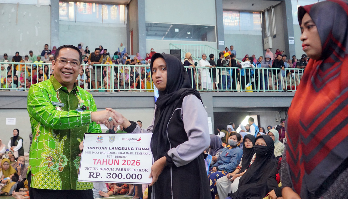 BURUH ROKOK : Wali Kota dr. Aminuddin menyerahkan BLT DBHCHT secara simbolis kepada penerima manfaat, buruh pabrik rokok. 