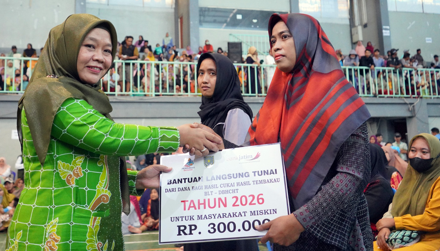 BERKAH RAMADAN: Wakil Wali Hj. Ina Dwi Lestari menyerahkan BLT DBHCHT secara simbolis kepada penerima manfaat, keluarga miskin. 