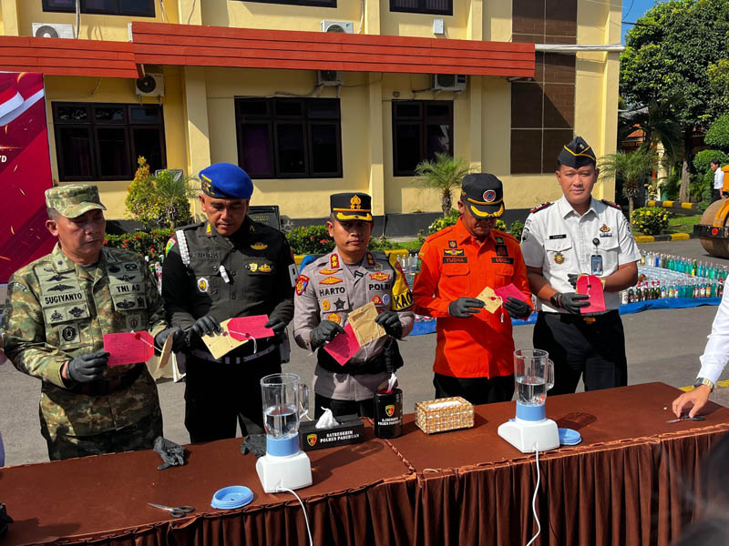 DIMUSNAHKAN: Kapolres AKBP Harto Agung Cahyono bersama pimpinan lintas instansi memusnahkan barang bukti hasil operasi pekat Semeru di mapolres, Rabu (12/3).