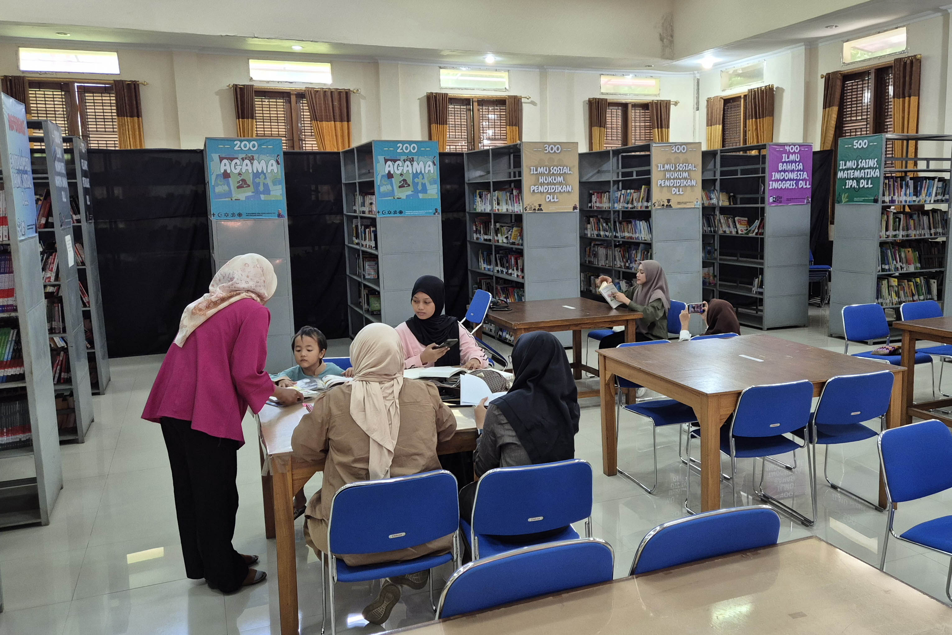 GUDANG ILMU: Suasana di Perpusda Sekargadung Kota Pasuruan. Berdasarkan data, IPL di Kota Pasuruan tahun 2025, anjlok. 