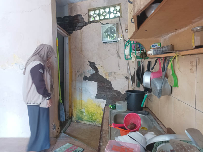 RUSAK: Bagian belakang rumah salah satu warga Kelurahan Sidomukti yang rusak akibat tebing Sungai Kertosono rusak beberapa waktu lalu.