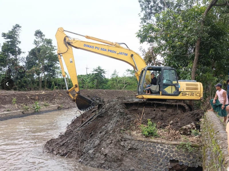 DIKERUK: Alat berat milik Pemprov Jatim di Desa Opo-opo, Kecamatan Krejengan beberapa waktu lalu.