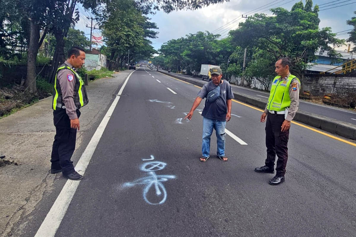 OLAH TKP: Petugas kepolisian saat melakukan olah TKP insiden kecelakaan maut yang menewaskan seorang ojol.