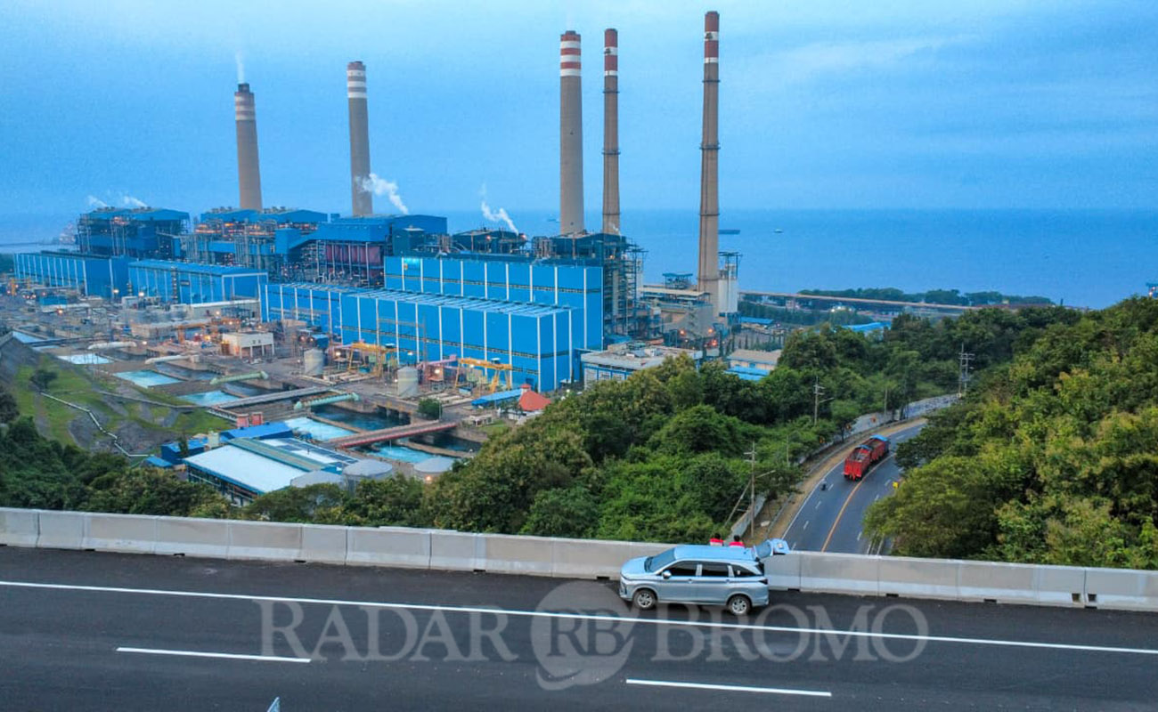 VIEW MENAWAN: Ruas tol Prosiwangi dengan pemandangan PLTU Paiton di sisi utara dan pegunungan di sisi selatan yang bakal dibuka fungsional mulai Sabtu besok (14/3). 