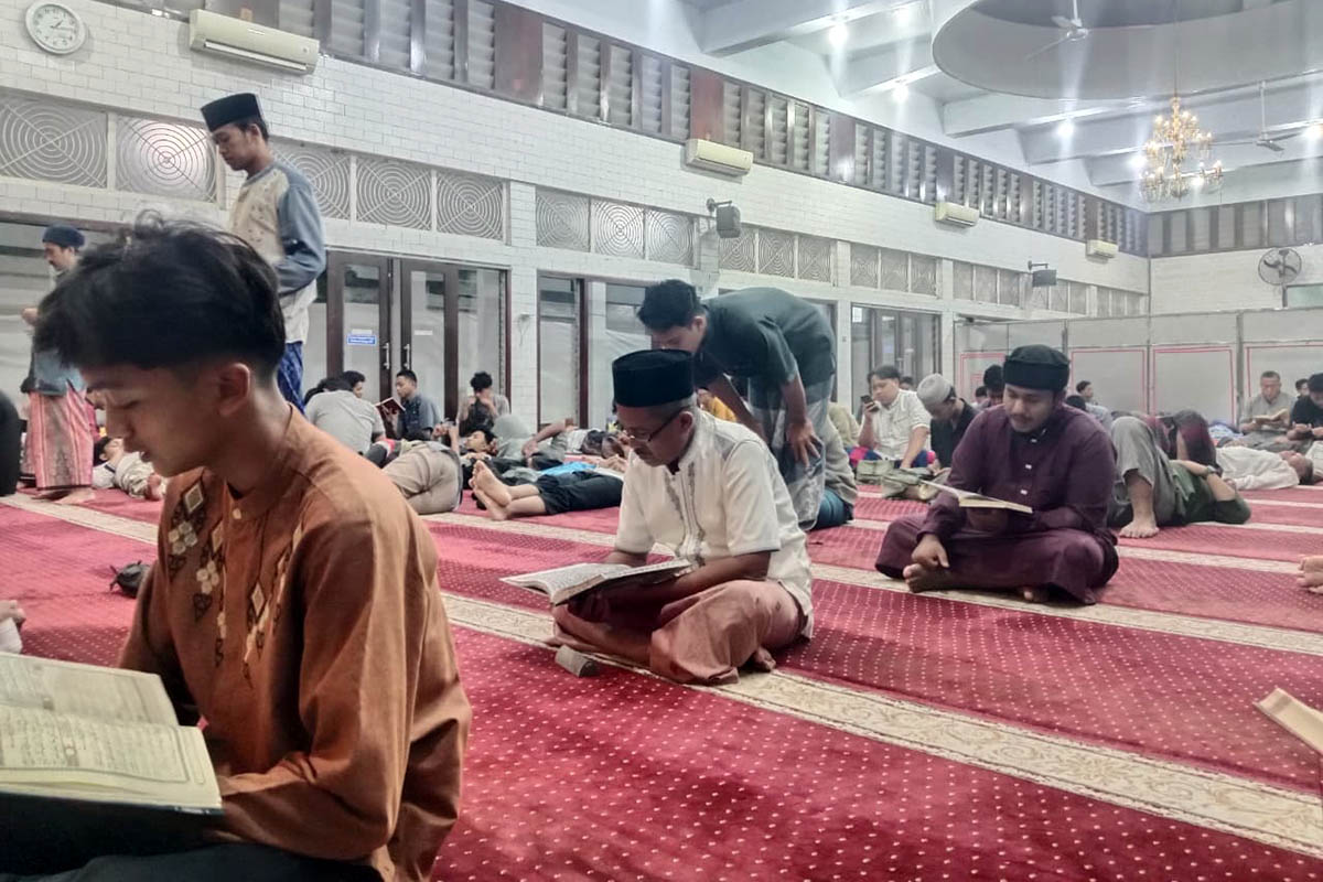 RAMAI: Suasana iktikaf di Masjid An Nur di Kelurahan Sukabumi, Kota Probolinggo, Rabu (11/3) malam lalu. Sejak memasuki H-10 Lebaran, suasana masjid-masjid di Kota Probolinggo semakin ramai.