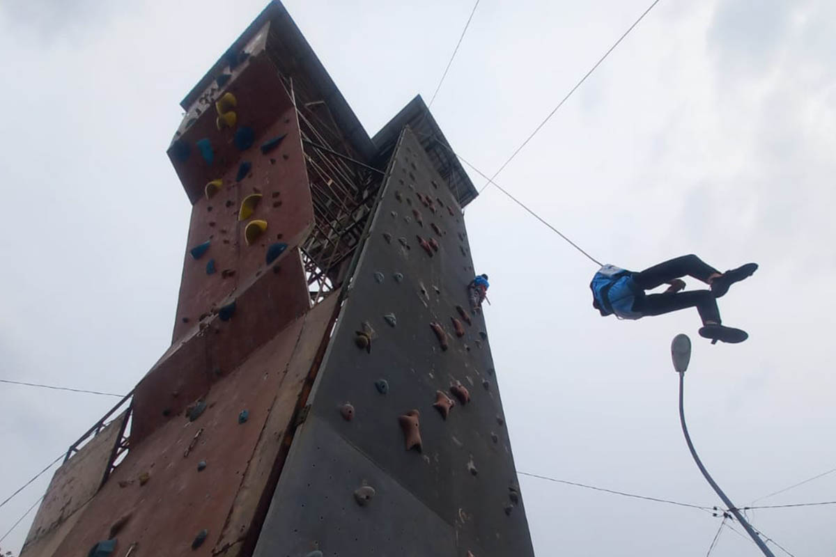 PANJAT: Sejumlah atlet FPTI Kota Probolinggo saat latihan di GOR Ahmad Yani Kota Probolinggo di pagi hari.