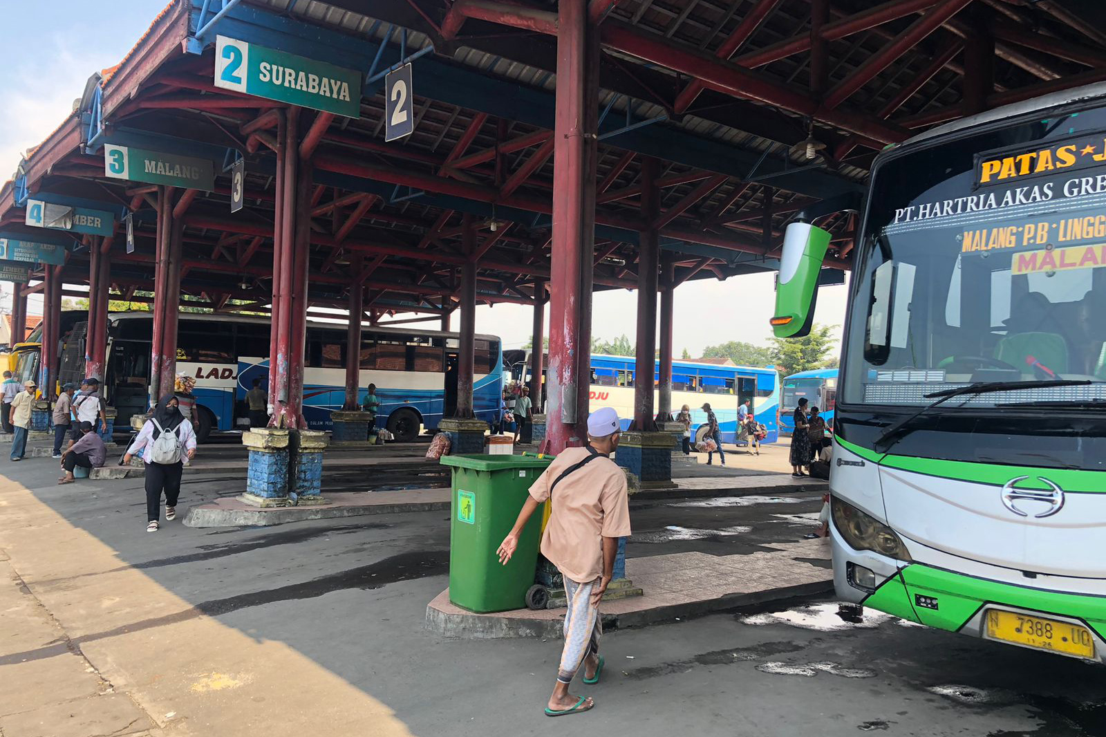 RAMAI: Sejumlah penumpang tampak memenuhi Terminal Tipe A Bayuangga, Kota Probolinggo, Sabtu (14/3).