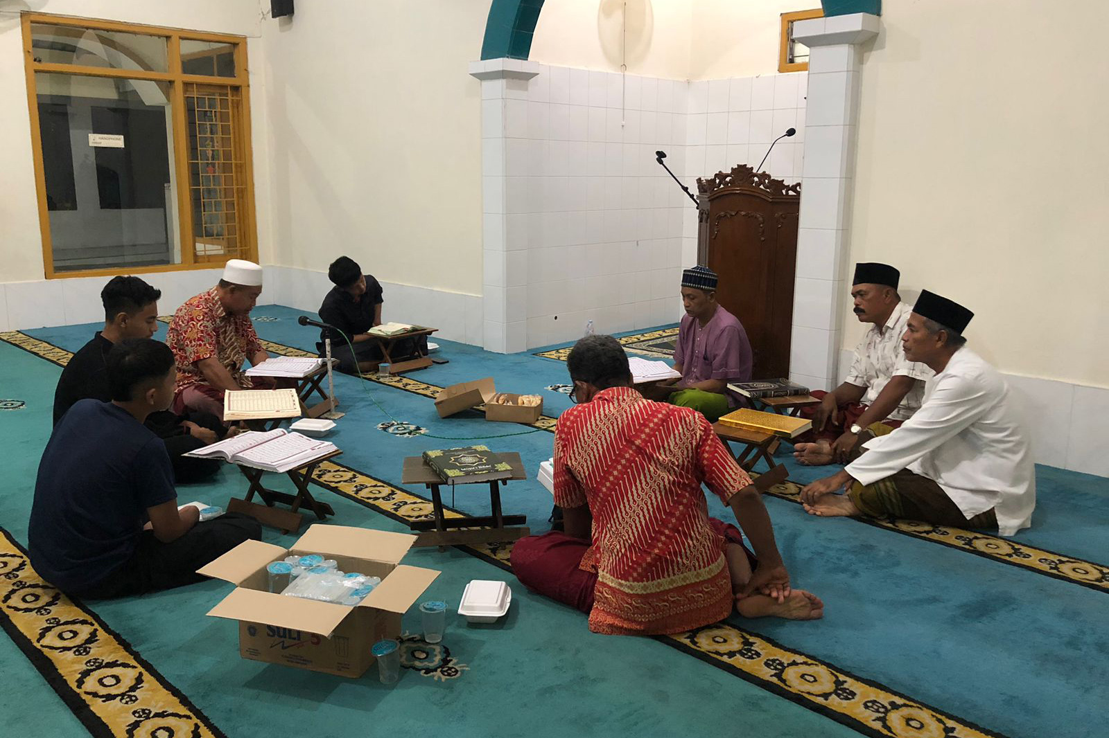 KHUSYUK: Sejumlah warga bertadarus Alquran di Masjid Al-A`raaf, Kelurahan Mangunharjo, Kecamatan Mayangan, Kota Probolinggo, Jumat (13/3) malam.