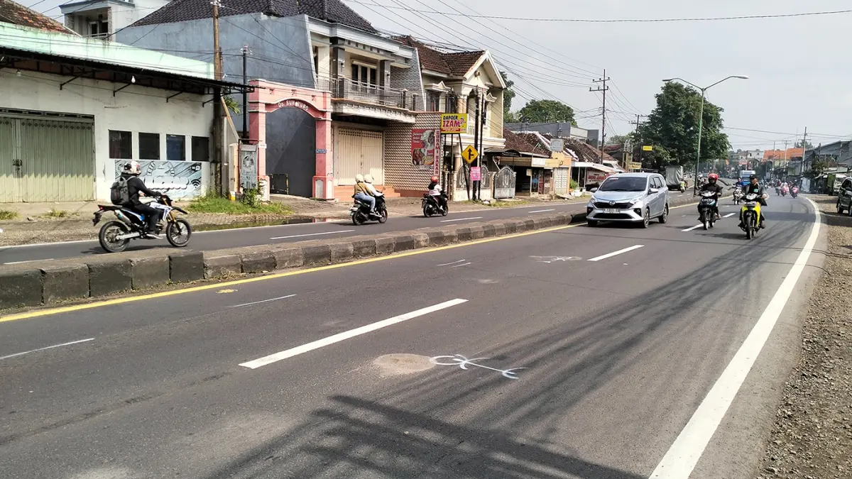 Jalan nasional Surabaya–Malang di Desa Suwayuwo, Kecamatan Sukorejo, Kabupaten Pasuruan, tempat laka maut antara truk dan motor menyebabkan dua korban meninggal. (Rizal Syatori/ Radar Bromo)
