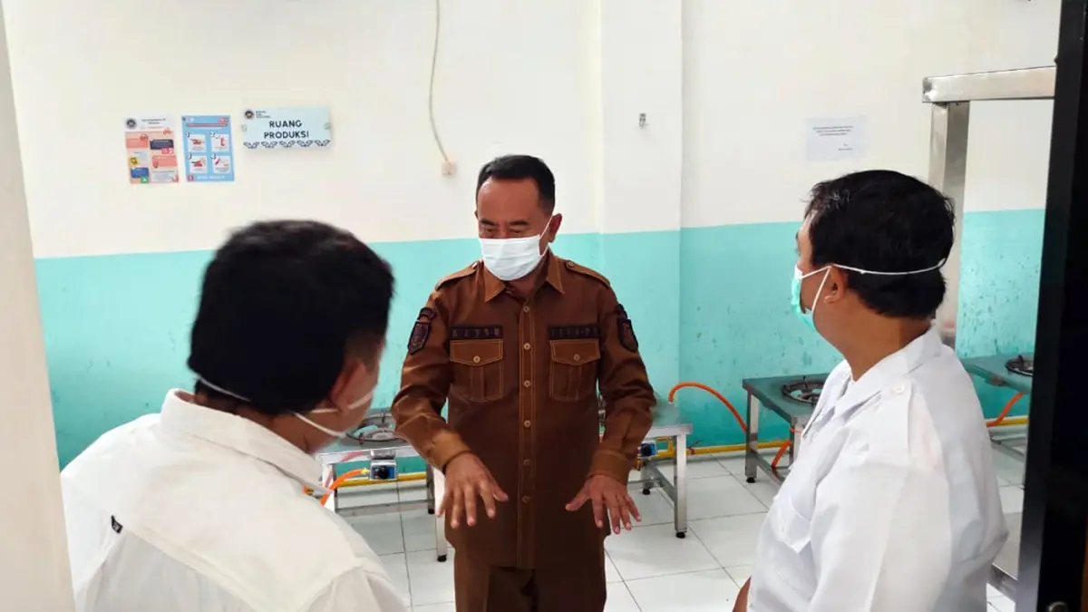 SIDAK: Terlihat Sekretaris Daerah Kabupaten Probolinggo Ugas Irwanto (Tengah) saat melakukan inspeksi mendadak di salah satu SPPG di wilayah Kecamatan Pakuniran, beberapa waktu lalu. (Agus Faiz Musleh/ Radar Bromo)