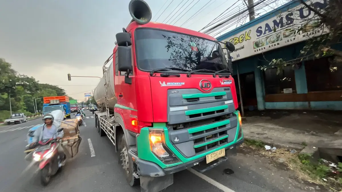 TRAGEDI: Kondisi truk tangki yang tertabrak korban. 