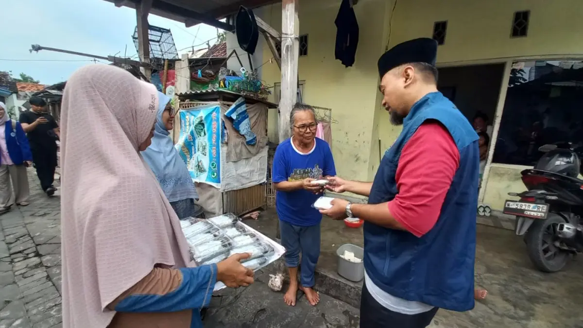 Anggota komunitas Pojok Literasi saat menjalankan tradisi Bi Bi Bi dengan bagikan ketan kratok ke sejumlah rumah warga di Sukabumi, Mayangan, Kota Probolinggo. (Inneke Agustin/ Radar Bromo)