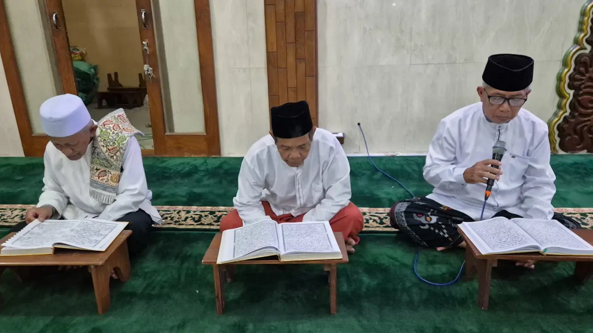 BERBURU PAHALA: Ketua Takmir Masjid Baiturrahman Suwono (kanan) bersama sekretarisnya, Muhammad Arifin (kiri) tadarus Alquran. FAHRIZAL FIRMANI/JAWA POS RADAR BROMO