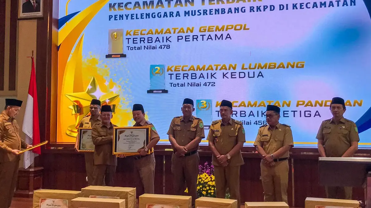 BERGENGSI: Kecamatan Lumbang yang menerima penghargaan di kantor bupati, Senin (16/3). (Istimewa)