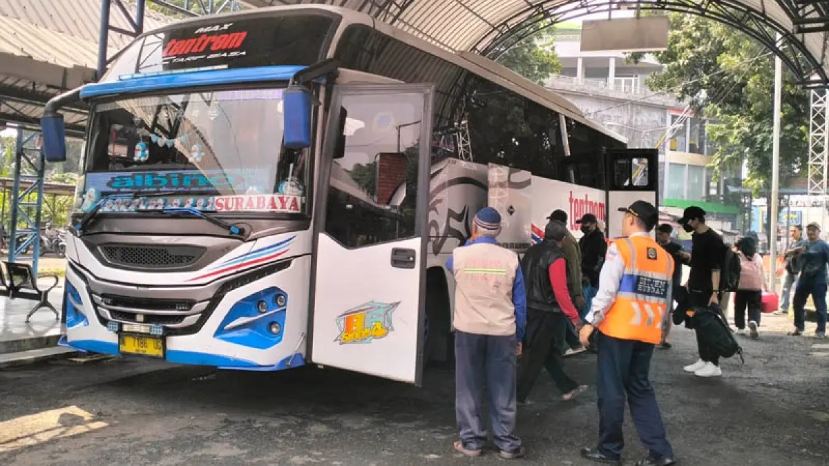 CEPAT-CEPAT: Bus antar kota dalam prvinsi yang transit di Terminal Tipe A Pandaan dan langsung diserbu penumpang.&nbsp;(Rizal Syatori/Jawa Pos Radar Bromo)