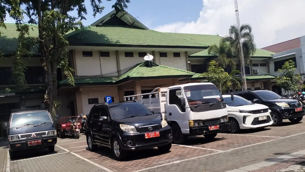 DILARANG DIPAKAI UNTUK MUDIK: Deretan mobil dinas yang diparkir di kantor Pemkot Probolinggo, Senin (16/3). (Arif Mashudi/ Radar Bromo)
