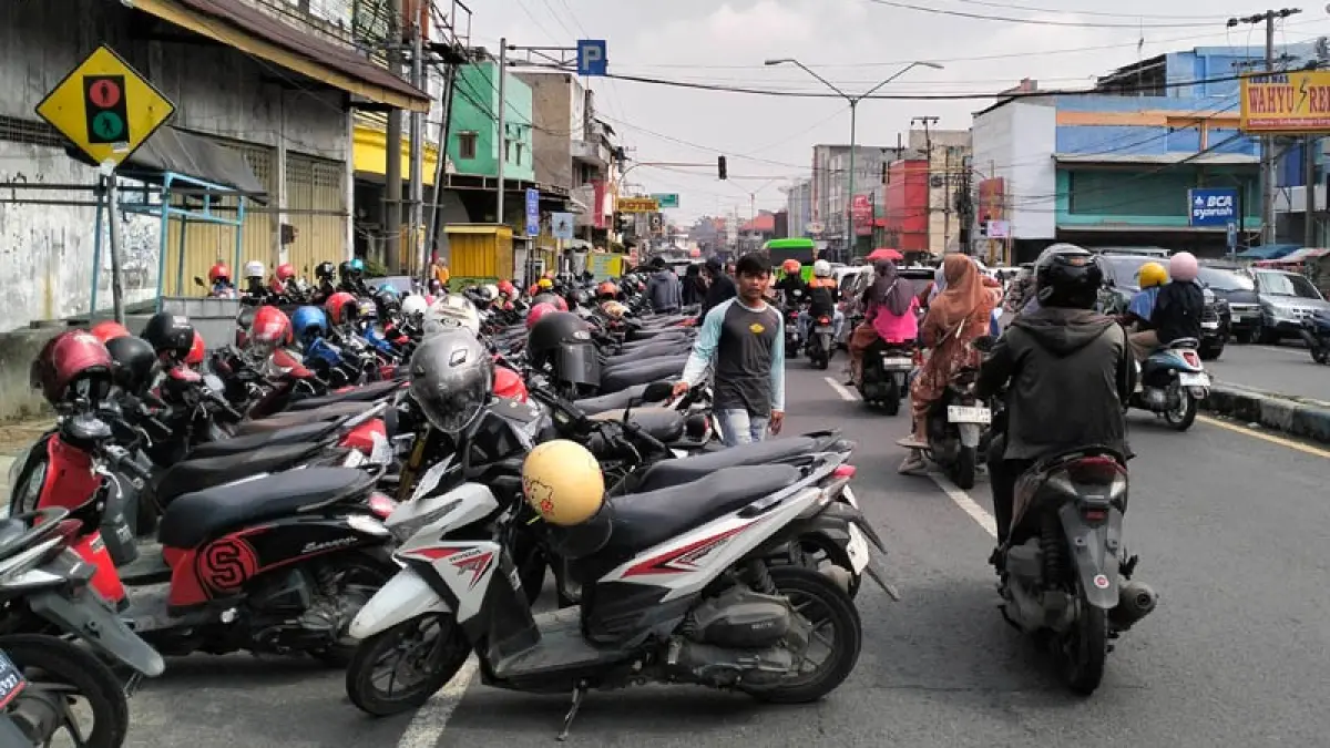 DUA SAF: Motor yang parkir di Jalan RA Kartini, Pandaan. (Rizal F Syatori/Jawa Pos Radar Bromo)
