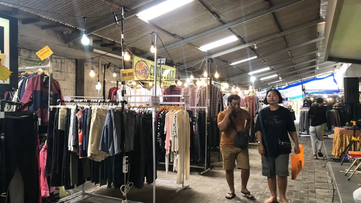 RAMAI: Sejumlah warga mencari pakaian di salah satu stan pakaian di Kota Probolinggo. (INNEKE AGUSTIN/JAWA POS RADAR BROMO)