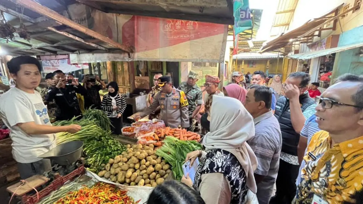 INSIDENTIL: Sejumlah instansi saat mengecek di Pasar Semampir. (dok Jawa Pos Radar Bromo)