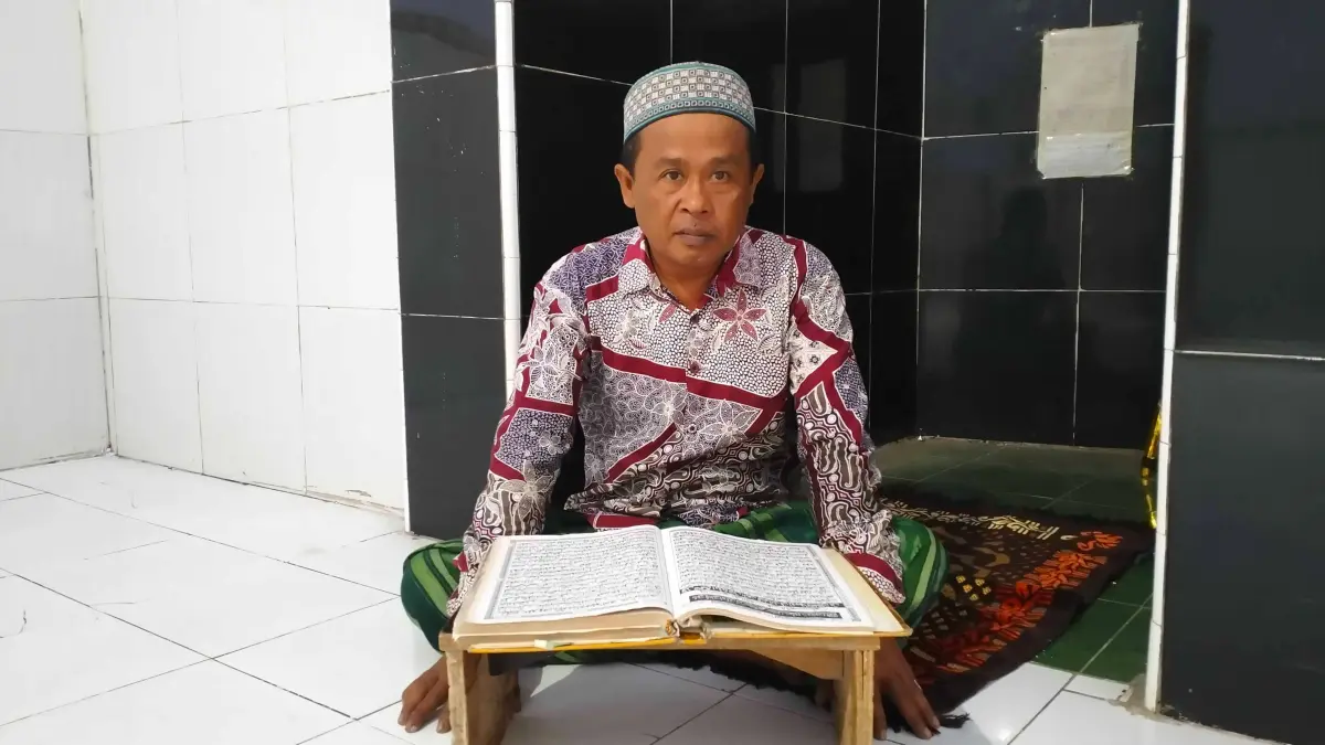 ISTIQAMAH: Khoirul Asnawi terus menghidupkan kegiatan tadarus Alquran ketika Ramadan di Musalah Babur Rohmah. (ACHMAD ARIANTO/JAWA POS RADAR BROMO)
