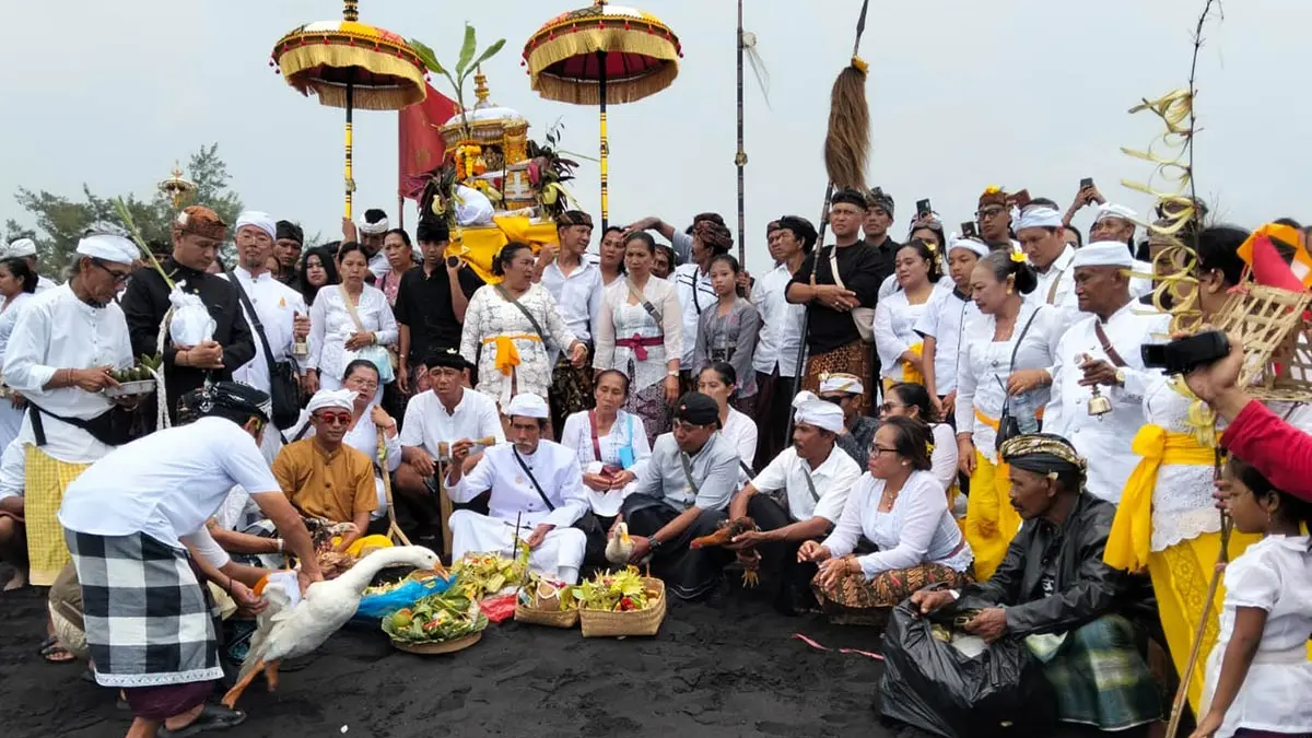 KHIDMAT: Sejumlah umat Hindu asal Kecamatan Sumber, Kabupaten Probolinggo saat mengikuti Melasti di Pantai Watu Pecak, Lumajang, pada Minggu (15/3). (Wido Mahendra for Radar Bromo)