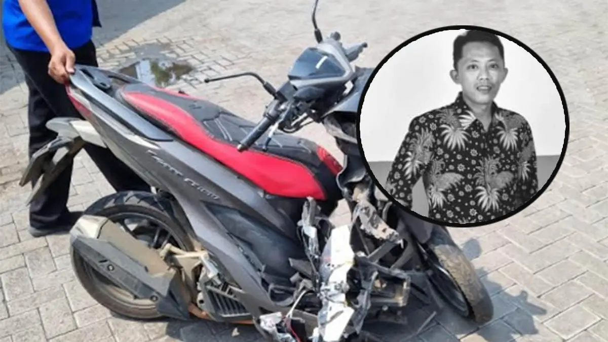 Motor yang dikendarai korban yang ringsek setelah kecelakaan. Inset, Khoiron semasa hidup.