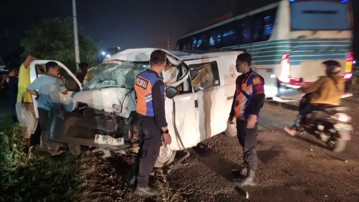 OLAH TKP: Sejumlah petugas PT KAI Daop 9 Jember mengevakusi mobil yang kecelakan di JPL 166 Km 86+6/7 Jalan Grati–Bayeman, Kecamatan Tongas, Kabupaten Probolinggo. KAI DAOP 9 JEMBER FOR JAWA POS RADAR BROMO
